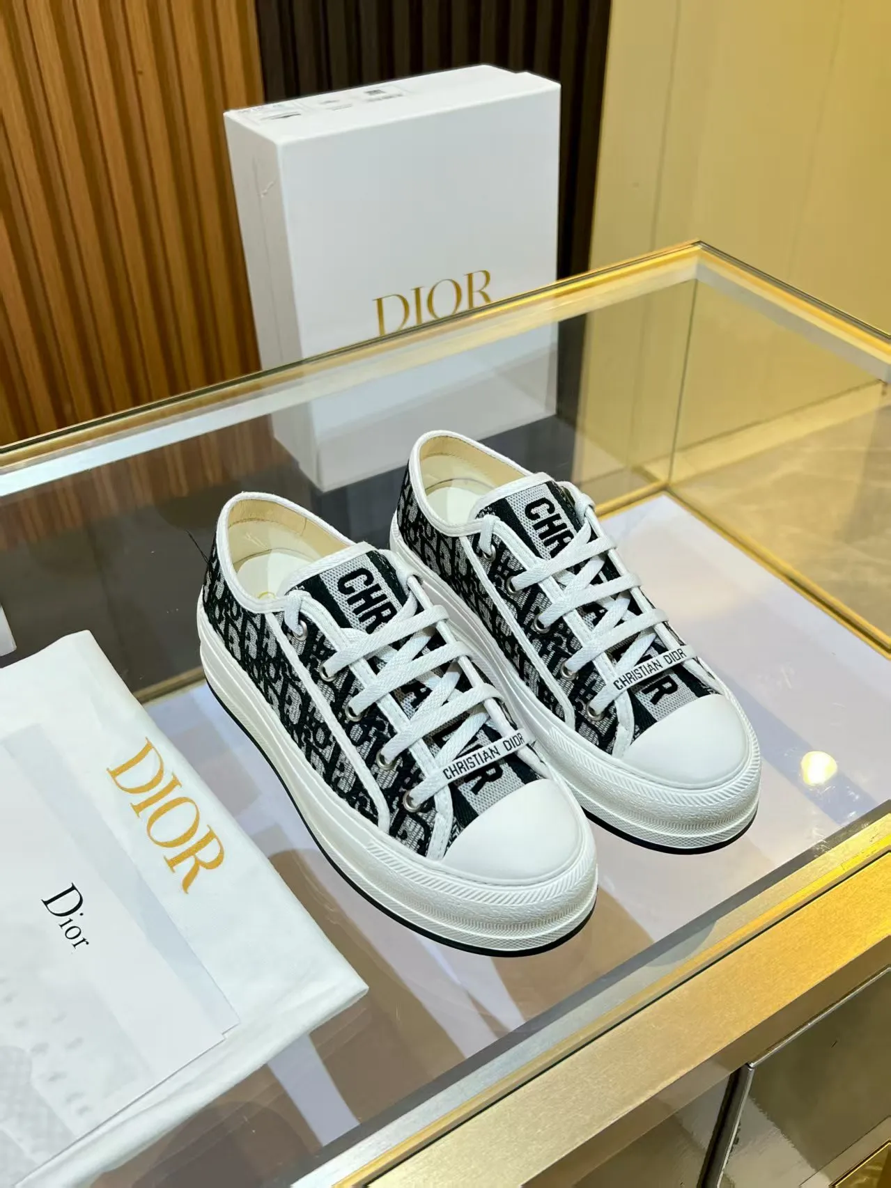 👟👟Ex-factory price 520👟👟 Walk‘n’Dior embroidered mid-top casual shoes are new in 2025. On the fashion stage, Dior embroidered shoes are the well-deserved protagonist. Delicate stitching is used on the upper, every stitch is devoted to the craftsman's efforts, and every thread is woven with artistic poetry. From complex floral patterns to smart geometric textures, embroidery is like the magic that gives shoes life, allowing them to show dynamic beauty even in static conditions.   Wearing Dior embroidered shoes feels like stepping into a dream world full of art. It is not only a pair of shoes, but also a walking piece of art that perfectly integrates fashion and culture. Whether you are strolling on the bustling city streets or attending important social occasions, Dior embroidered shoes can add unique charm to your style and become the focus of everyone's attention.   Choosing Dior embroidered shoes means choosing a persistent pursuit of quality and a unique understanding of fashion. Let it accompany you through every wonderful moment and leave your own fashion mark.  Material: Sheepskin lining, feet, silk cowhide, size 35-41, heel height 5cm